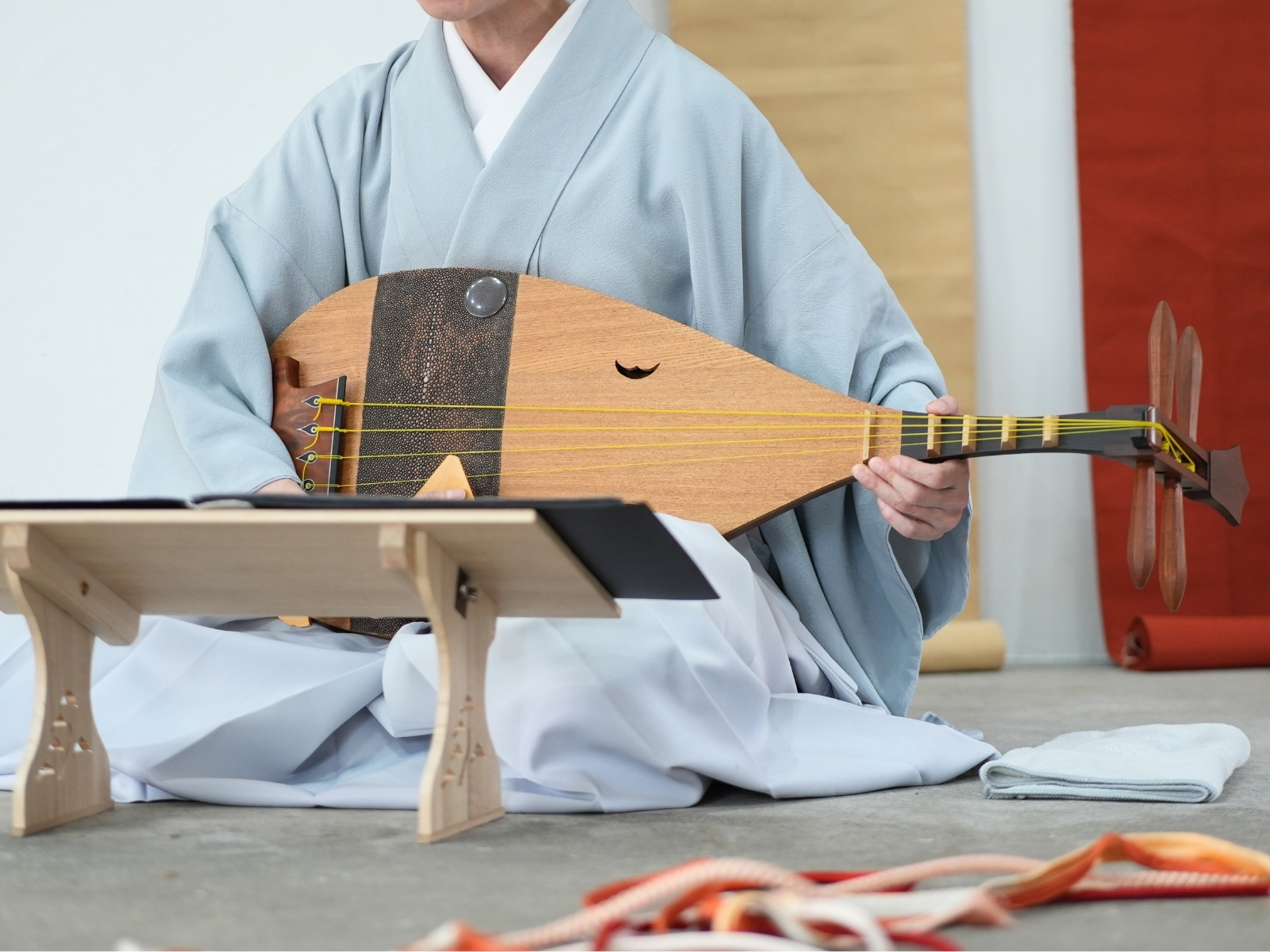 平家琵琶を演奏する盛典