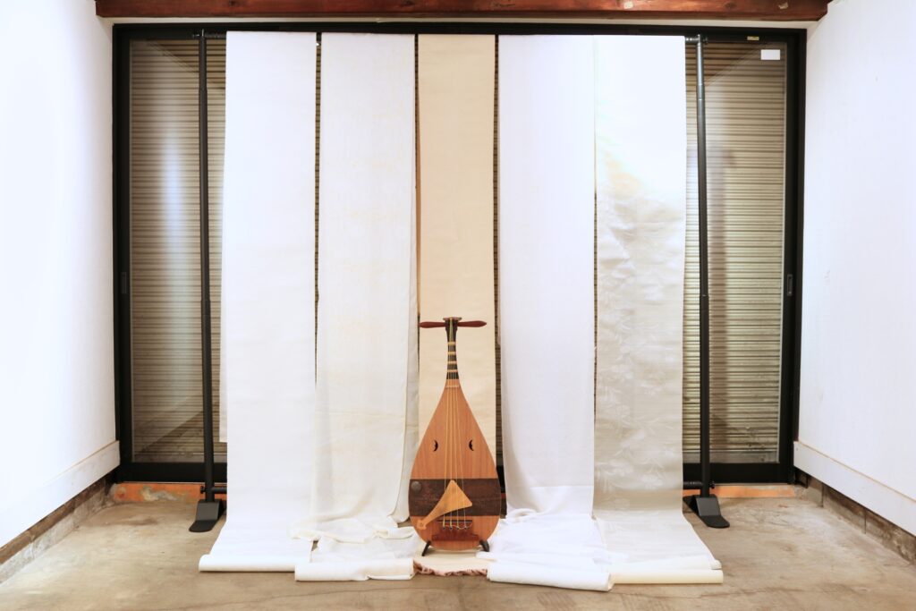 AZUMANOTABIJI26｜SAKAI-05LIGHT インスタレーションノート。インスタレーションを背景に平家物語巻十の「海道下」「千寿」の平曲を語ります。